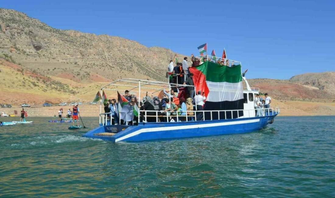 Siirt'te düzenlenen etkinlikte, Gazze'ye yardım götürmeye çalışan Küresel Sumud Filosu'na