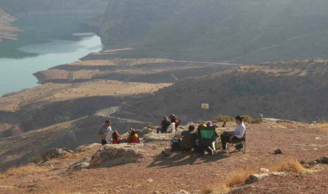 Siirt'te vatandaşlar, sonbaharın keyfini Botan Vadisi manzarasında çay içerek, uçurtma