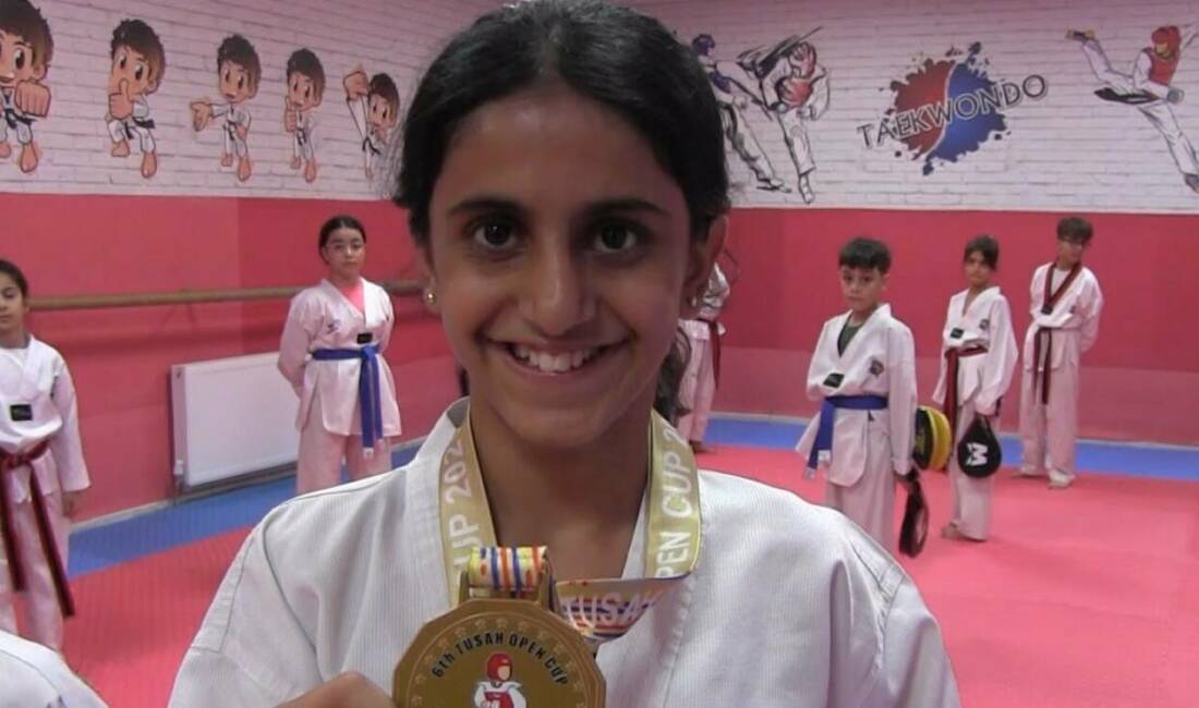 Boyu uzasın diye taekwandoya giden Siirtli Elif, Moldova’da aldın madalya kazandı Siirtli 11 yaşındaki Elif Bağra, annesi tarafından taekwondo kursuna gönderildi