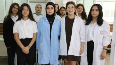 Diyarbakır Dicle Kız Meslek Lisesinde eğitim gören kuaförlük ve cilt