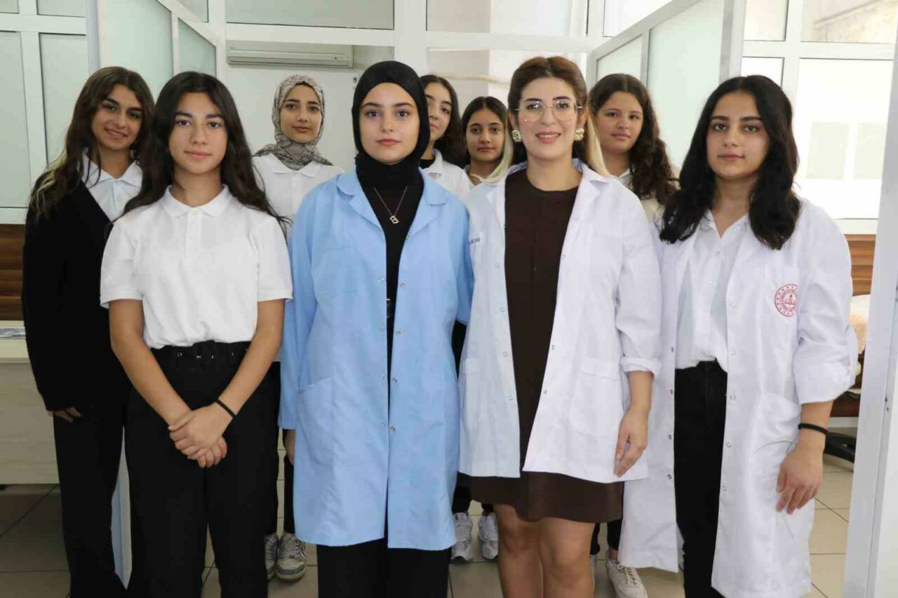 Diyarbakır Dicle Kız Meslek Lisesinde eğitim gören kuaförlük ve cilt