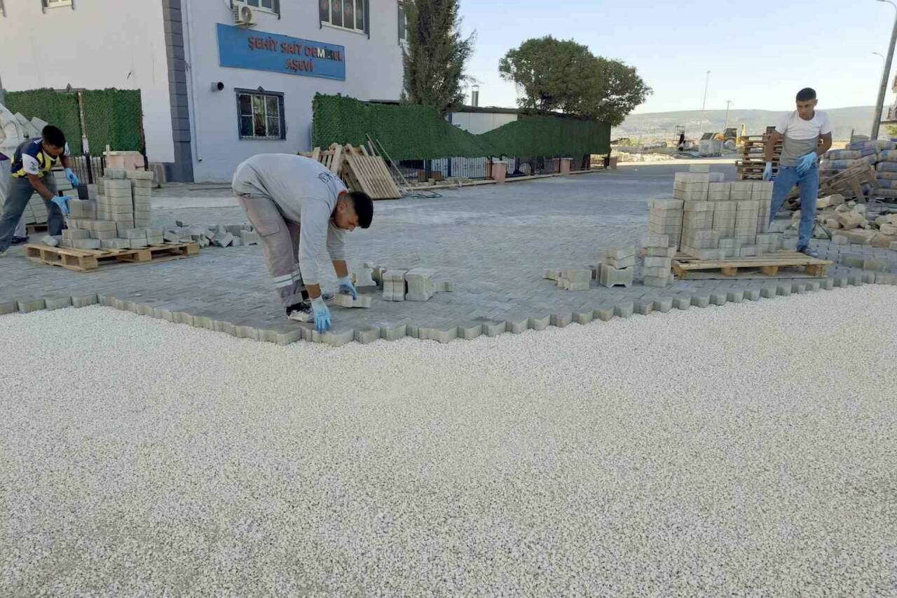 Gaziantep Büyükşehir Belediyesi, Araban ilçesindeki bozulan yolları kilitli parke taşı
