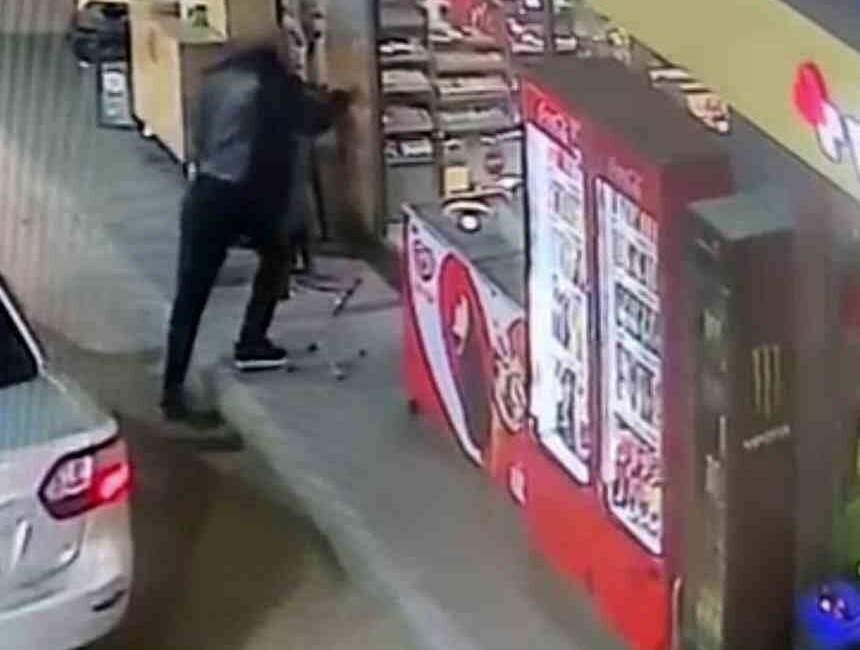 Mardin'de bir benzin istasyonundaki markete giren kişi, cam kapıya çarparak