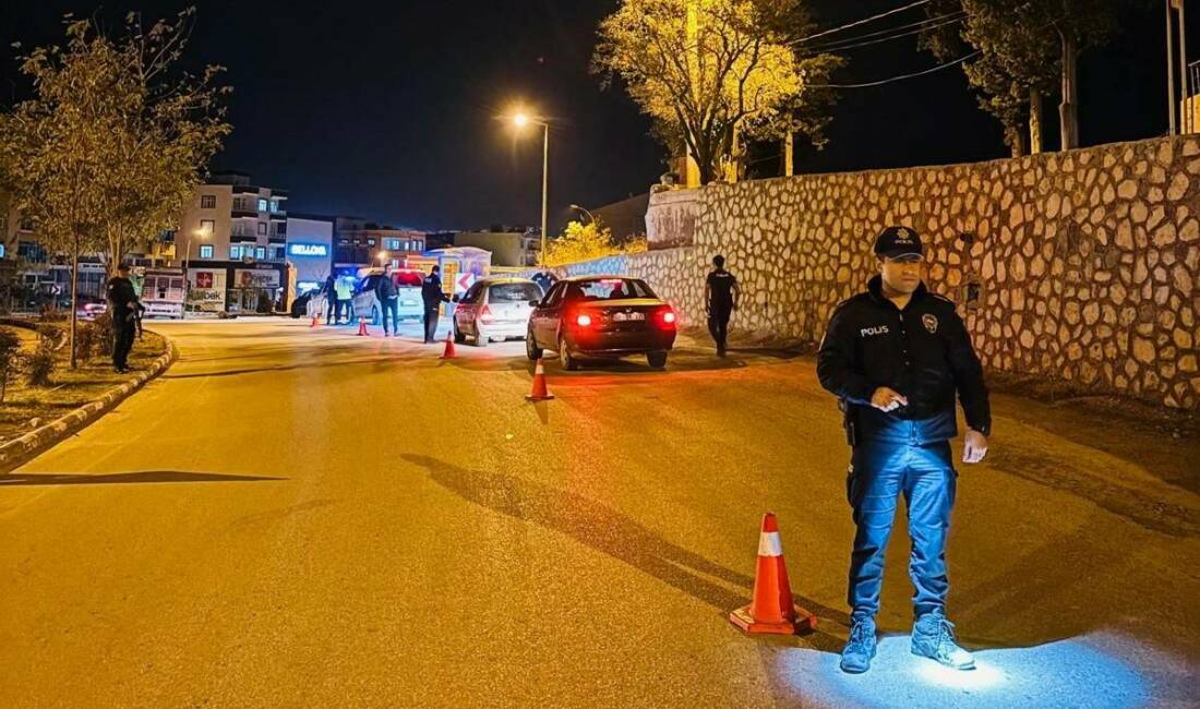 Çeşitli suçlardan aranan 4 şahıs yakalandı Adıyaman’ın Besni ilçesinde polis ekipleri tarafından yapılan huzur uygulamasında 4