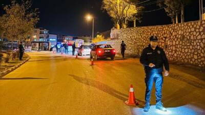 Adıyaman’ın Besni ilçesinde polis ekipleri tarafından yapılan huzur uygulamasında 4