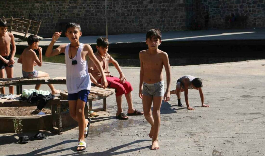 Diyarbakır'da ekim ayıyla birlikte sıcaklıklar düşerken, çocuklar Anzele parkındaki havuza