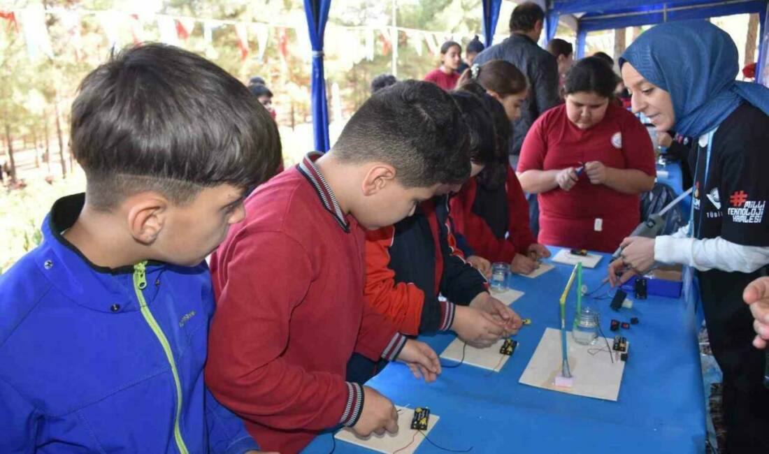 Gaziantep'te Şahinbey Belediyesi tarafından düzenlenen Bilim Şenliği'nde çocuklar eğlenceli atölyelerde