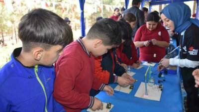 Gaziantep'te Şahinbey Belediyesi tarafından düzenlenen Bilim Şenliği'nde çocuklar eğlenceli atölyelerde