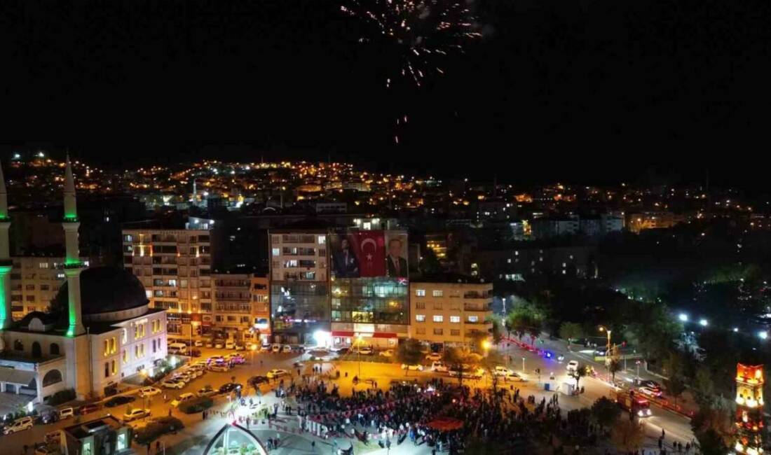 Siirt’te Cumhuriyet’in ilanının 102’nci yıl dönümünde fener alayı düzenlendi.