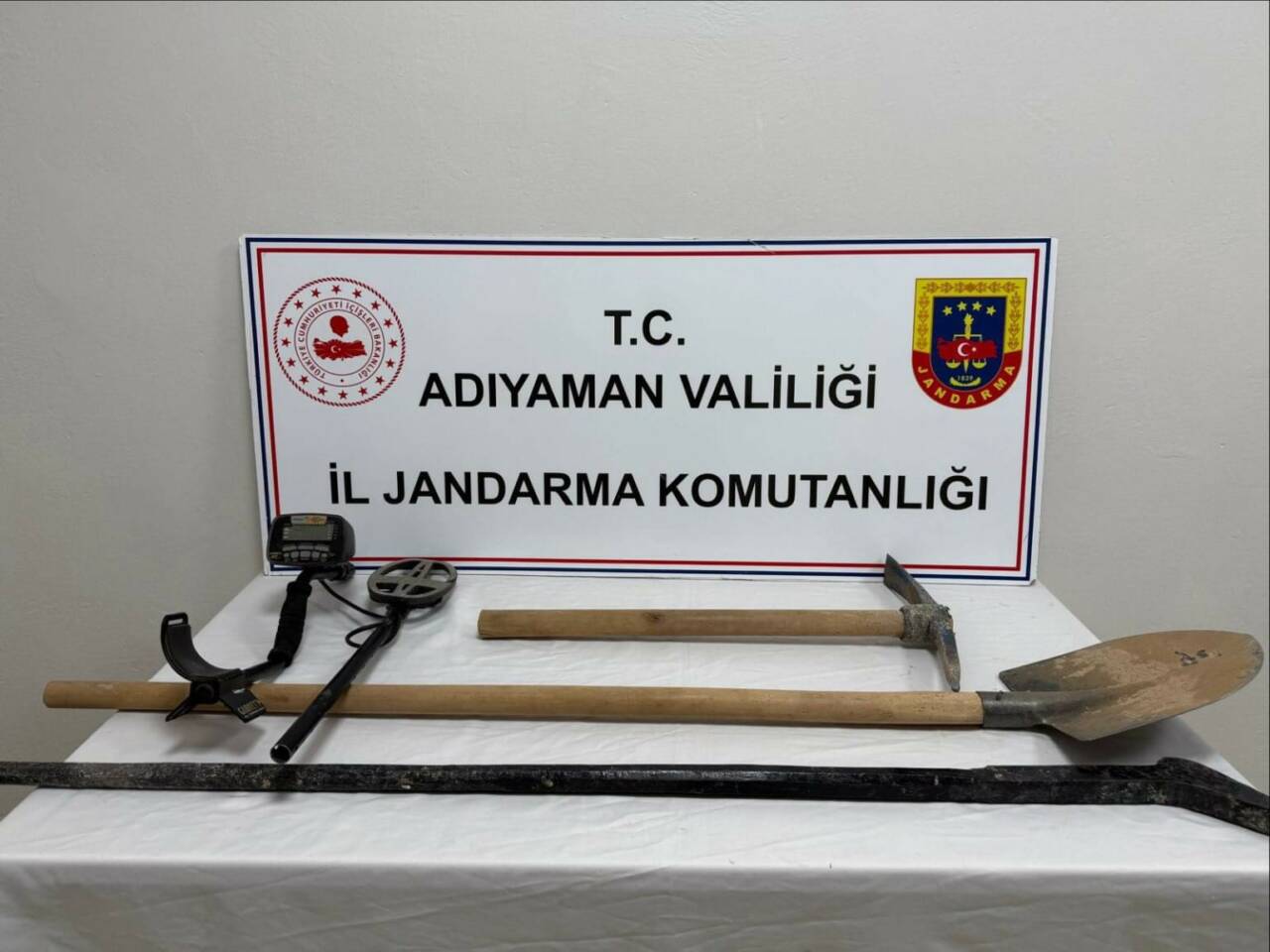 Adıyaman İl Jandarma Komutanlığı ekipleri, define aramak amacıyla kaçak kazı