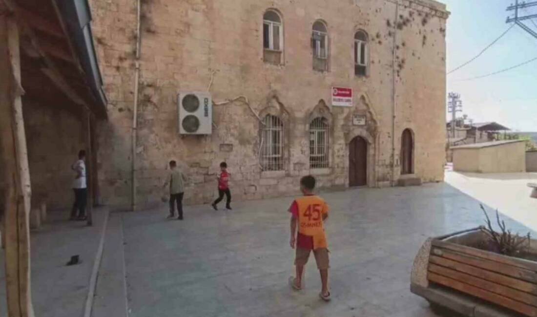 Depremde hasar gören cami ibadete kapalı Silvan ilçesinde bulunan Belediye Camisi, Kahramanmaraş depremlerinde hasar gördüğü için
