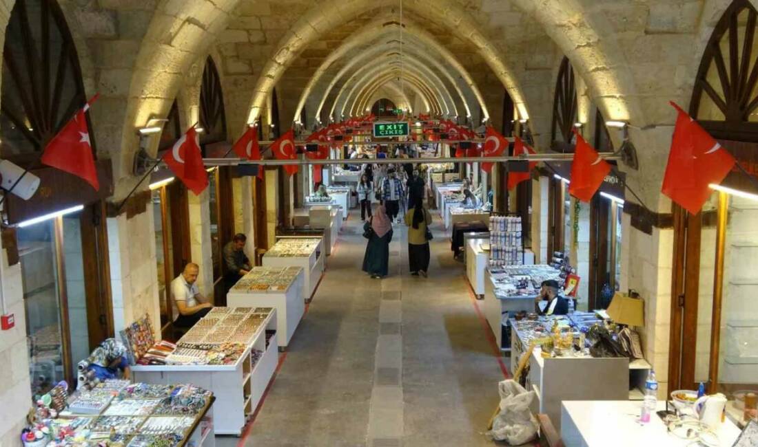 Gaziantep'te meydana gelen büyük depremde hasar gören tarihi Zincirli Bedesten,