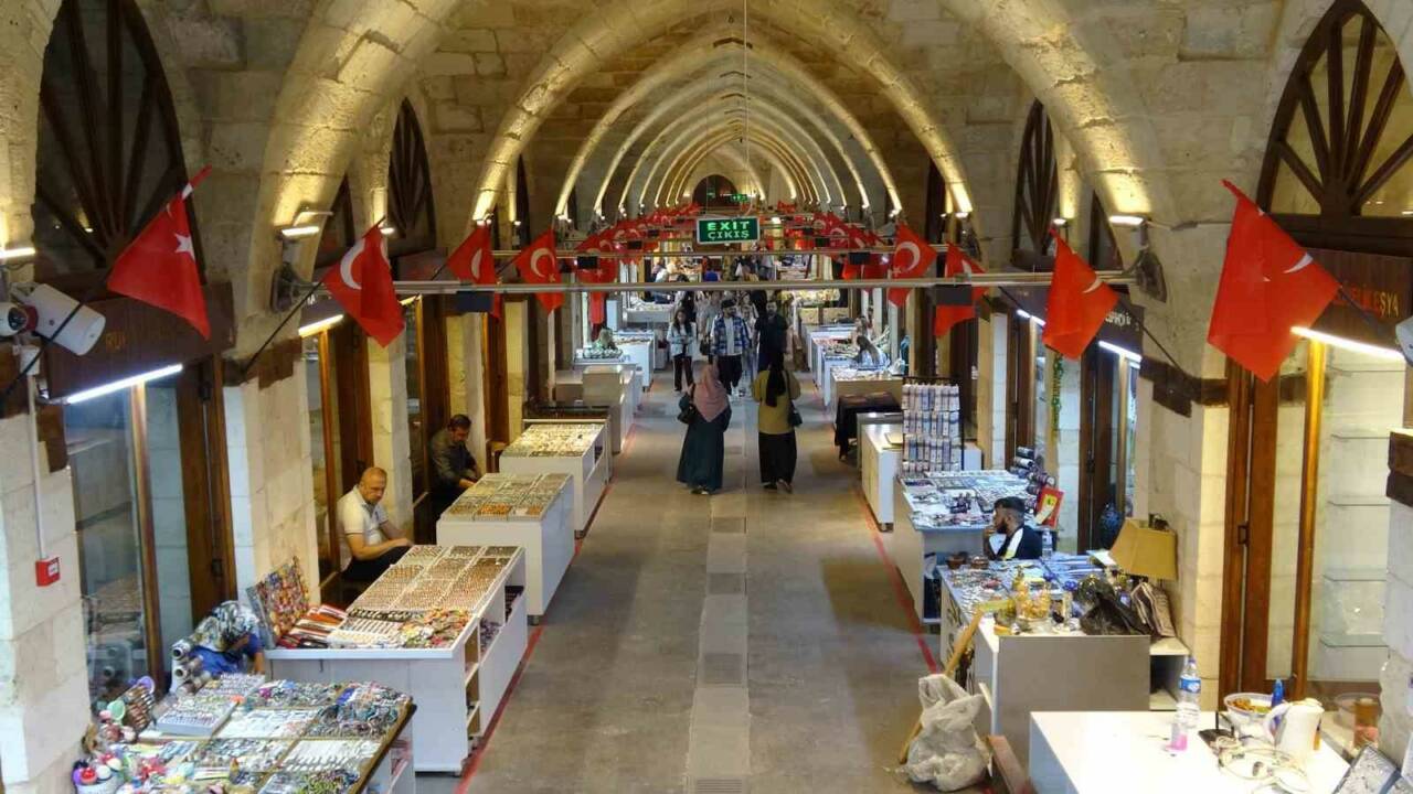 Gaziantep'te meydana gelen büyük depremde hasar gören tarihi Zincirli Bedesten,