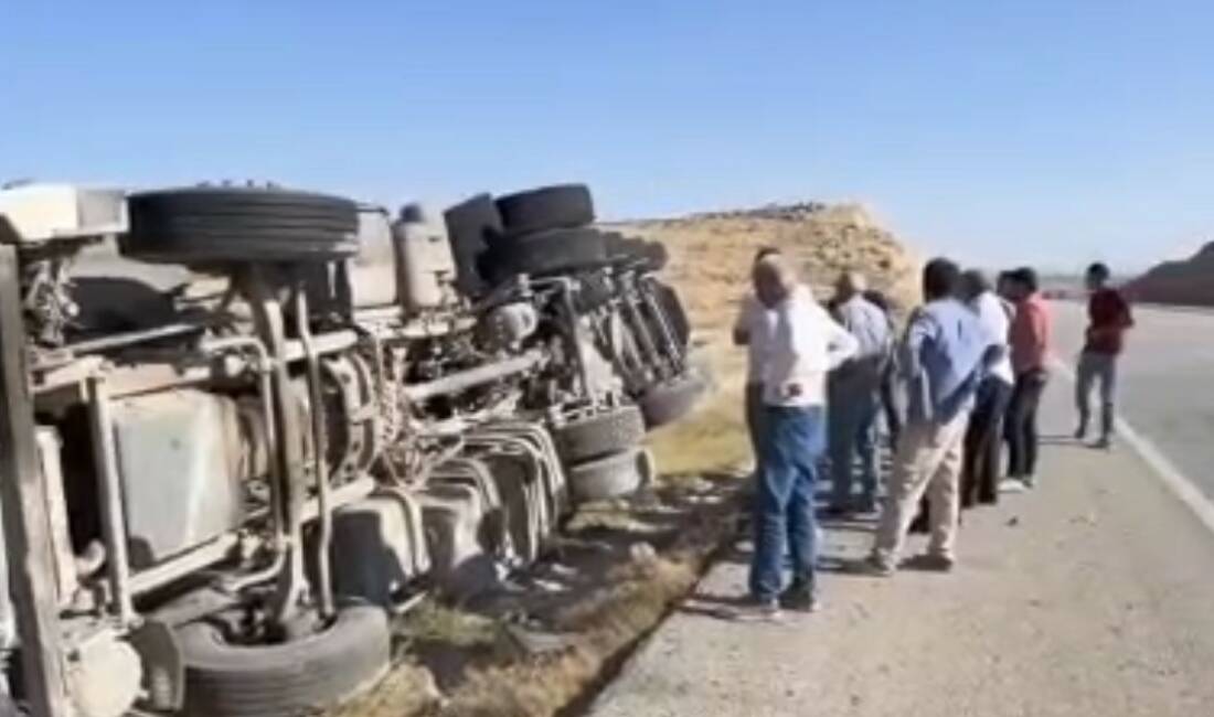 Adıyaman’da meydana gelen kazada, kontrolden çıkan bir kamyon devrildi ve