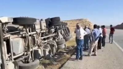 Adıyaman’da meydana gelen kazada, kontrolden çıkan bir kamyon devrildi ve