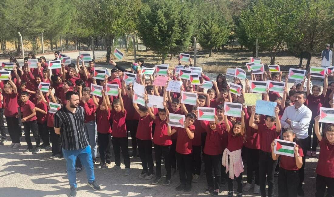 Dicle ilçesine bağlı Arı İmam Hatip İlk ve Ortaokulu öğrencileri,