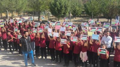 Dicle ilçesine bağlı Arı İmam Hatip İlk ve Ortaokulu öğrencileri,