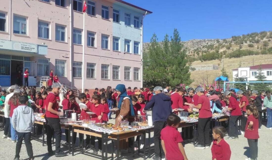 Dicle’de öğrencilerden Gazze’ye yardım etkinliği Diyarbakır’ın Dicle ilçesinde öğretmen ve öğrenciler, Gazze'ye yardım etkinliği düzenledi.