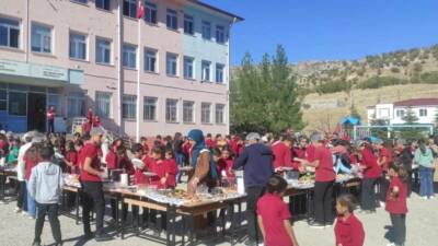 Diyarbakır’ın Dicle ilçesinde öğretmen ve öğrenciler, Gazze'ye yardım etkinliği düzenledi.