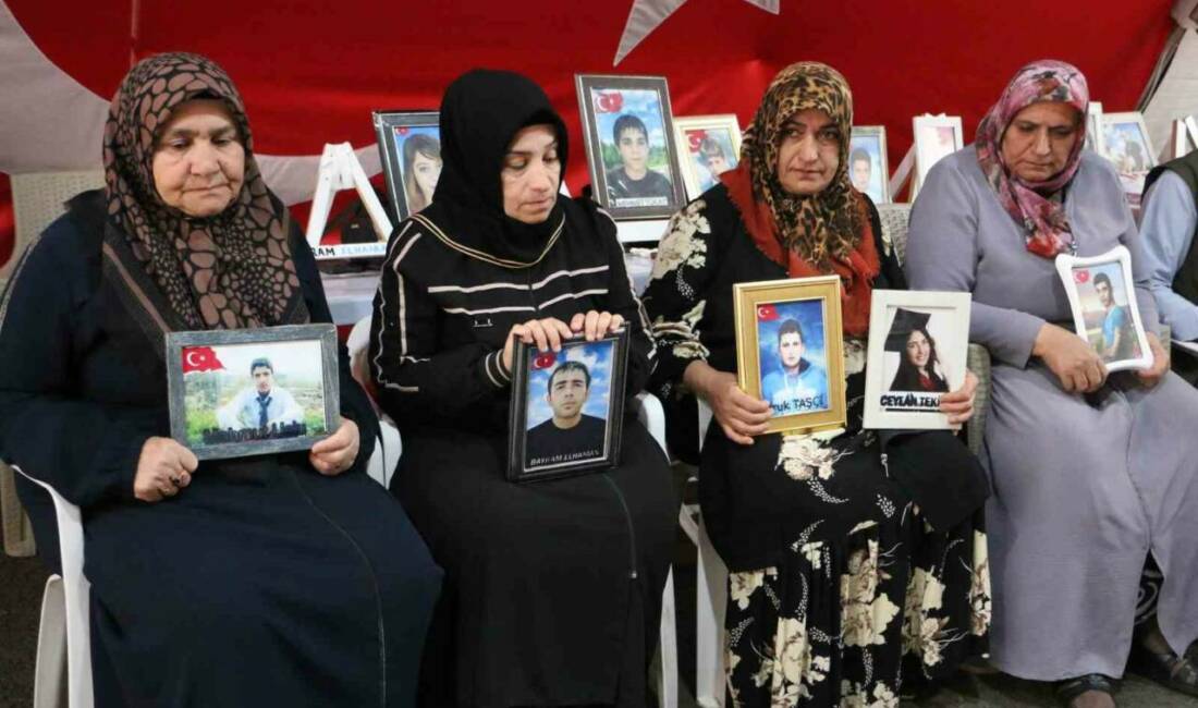 Diyarbakır'da PKK tarafından dağa kaçırılan çocuklarının evlat nöbetinde ısrarla bekleyen