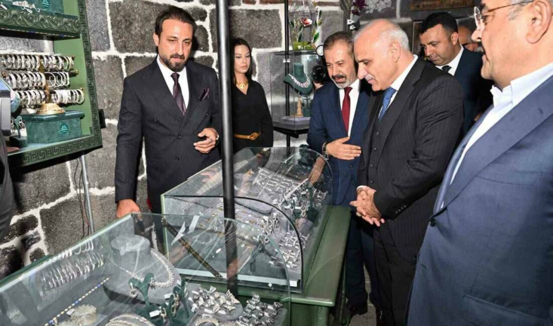 Diyarbakır Hasırevi açıldı Diyarbakır Hasırevi ve El Sanatları Atölyesi'nin açılış törenine Diyarbakır Kuyumcular