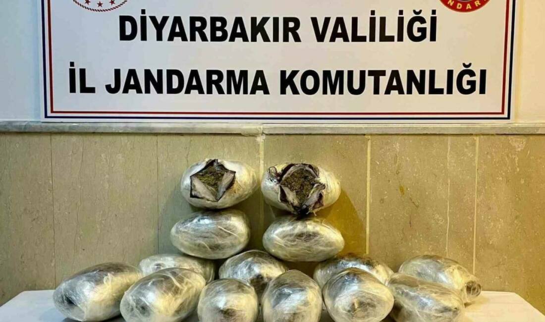 Diyarbakır’da 92 kilo esrar ve 11 kilo skunk ele geçirildi Diyarbakır'da düzenlenen operasyonlarda 97 sentetik ecza hap, 92 kilo esrar