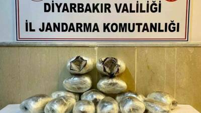 Diyarbakır'da düzenlenen operasyonlarda 97 sentetik ecza hap, 92 kilo esrar