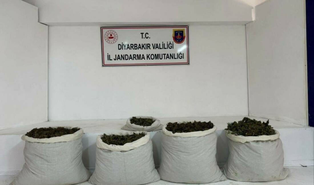 Diyarbakır'da gerçekleştirilen uyuşturucu operasyonlarında, 51 kilo skunk, 42 kilo esrar