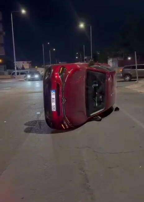 Diyarbakır'ın Bağlar ilçesinde bir otomobilin takla atması sonucu meydana gelen