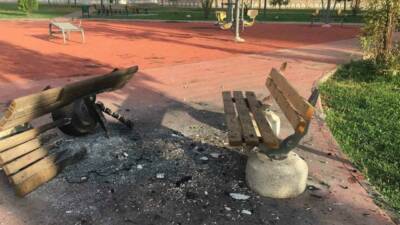 Diyarbakır’ın Kayapınar ilçesindeki bir parkta bazı banklar yakıldı.