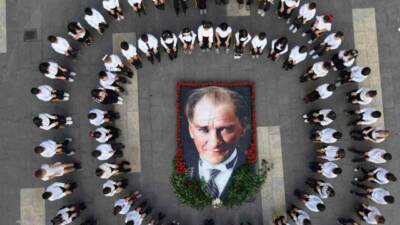 Diyarbakır Final Okulları tarafından "Cumhuriyet her nesilde yeniden filizlenir" temasıyla