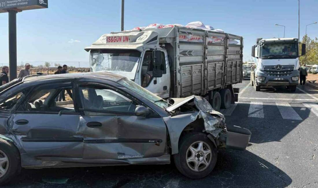 Diyarbakır'ın Şanlıurfa yolunda freni patlayan un yüklü kamyon, 4 araca