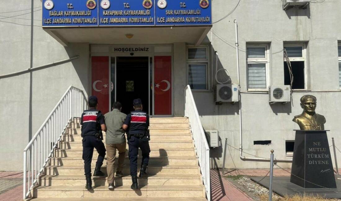 Diyarbakır'da jandarma ekipleri tarafından düzenlenen operasyonlarda, kesinleşmiş hapis cezası bulunan