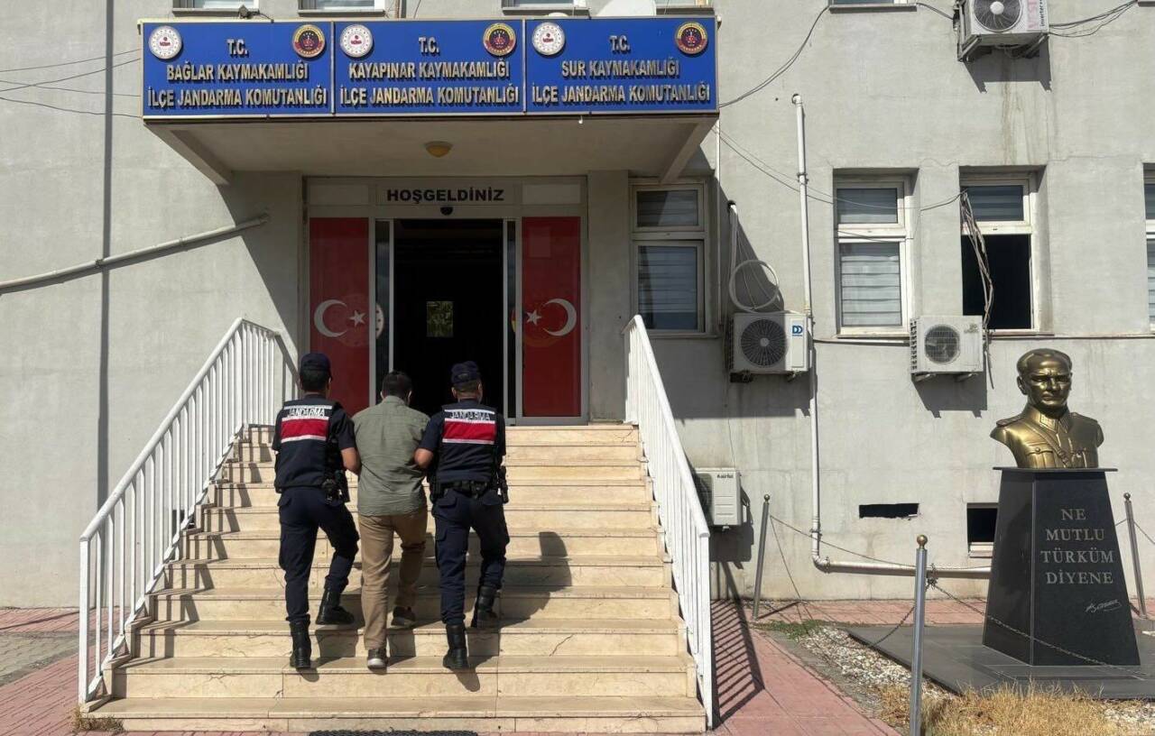 Diyarbakır'da jandarma ekipleri tarafından düzenlenen operasyonlarda, kesinleşmiş hapis cezası bulunan