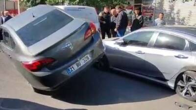 Bağlar ilçesinde meydana gelen trafik kazasında bir otomobil, direksiyon hakimiyetini