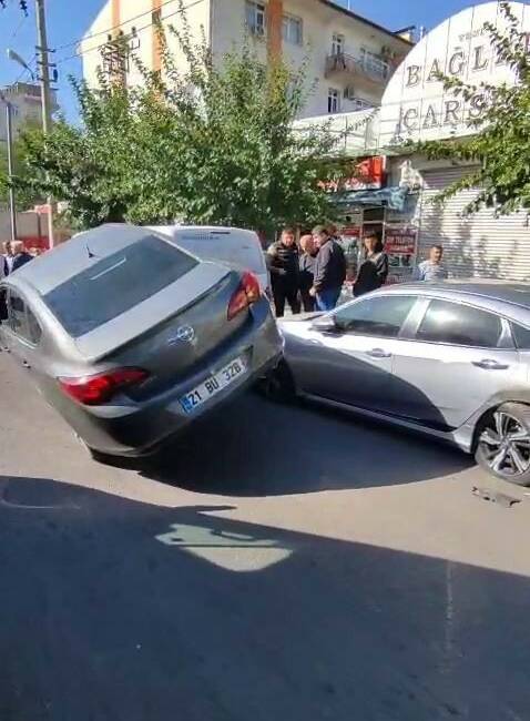 Bağlar ilçesinde meydana gelen trafik kazasında bir otomobil, direksiyon hakimiyetini