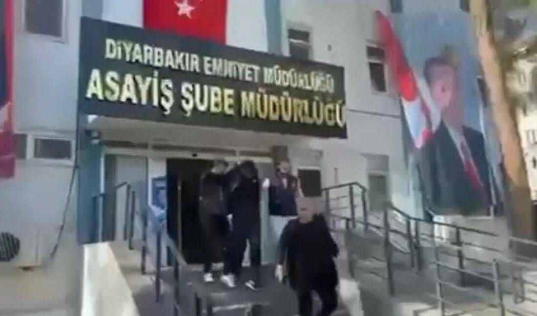 Diyarbakır’da iş yeri kurşunlama faillerinin tutuklandığını vali duyurdu Diyarbakır Valisi Murat Zorluoğlu, Bağlar ve Kayapınar ilçelerindeki iş yeri