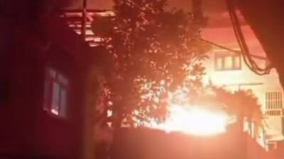 Diyarbakır'ın Bağlar ilçesinde bulunan 2 katlı bir binada henüz belirlenemeyen