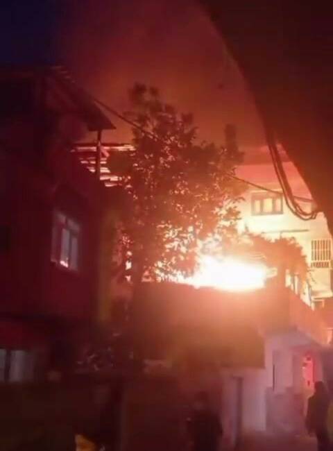 Diyarbakır'ın Bağlar ilçesinde bulunan 2 katlı bir binada henüz belirlenemeyen