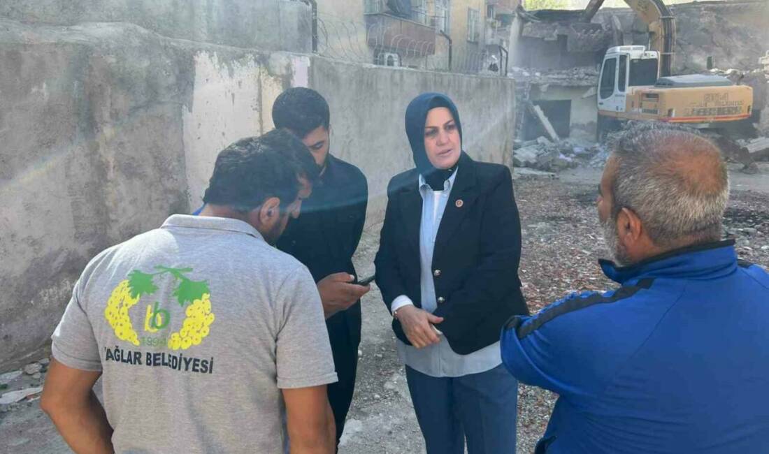 Muradiye Mahallesi'ndeki metruk binalar, muhtarın çabalarıyla yıkılmaya başlandı. Bu yapıların