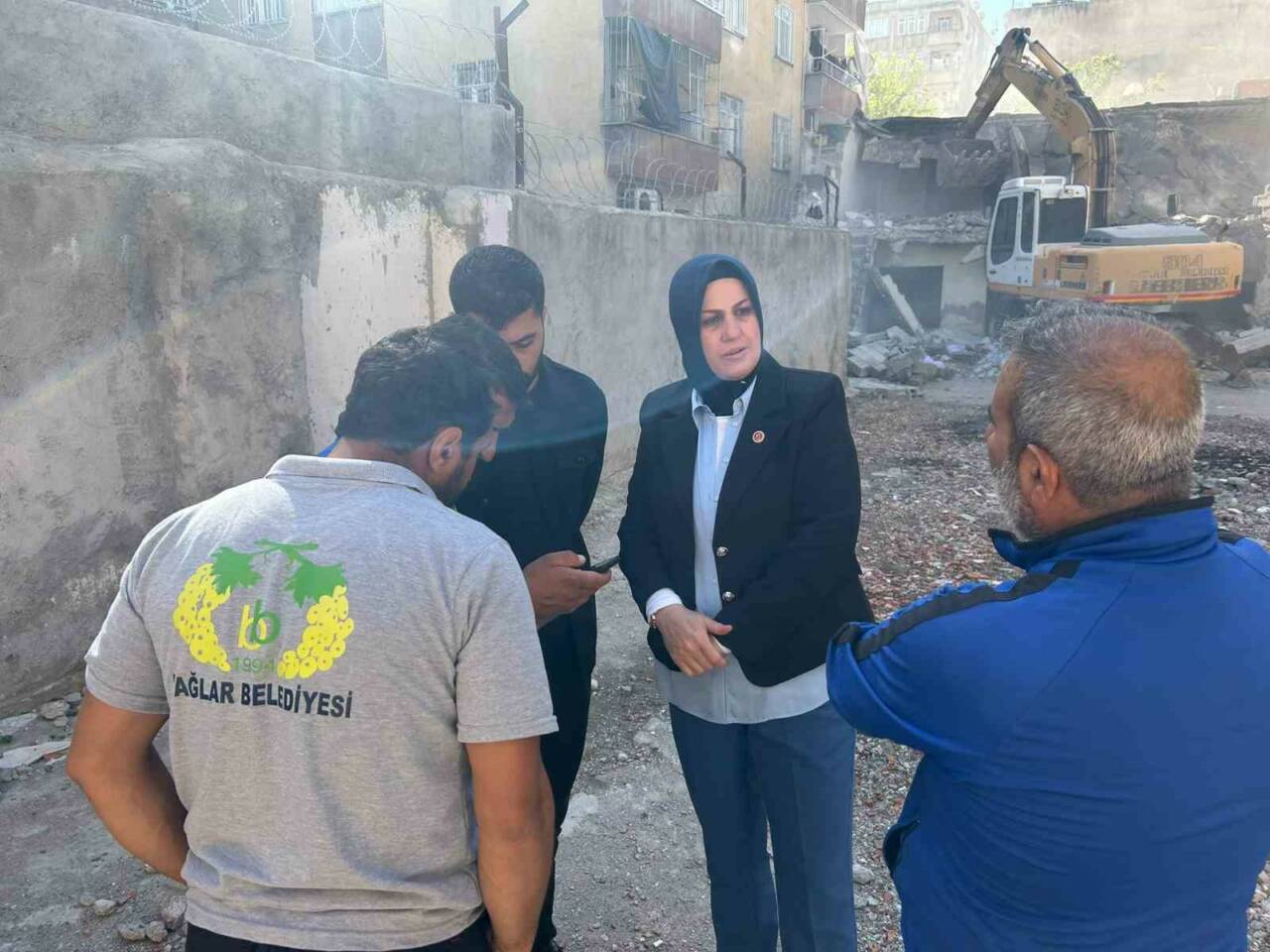 Muradiye Mahallesi'ndeki metruk binalar, muhtarın çabalarıyla yıkılmaya başlandı. Bu yapıların