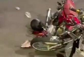 Diyarbakır'ın Kayapınar ilçesinde meydana gelen trafik kazasında motosiklet ile otomobil