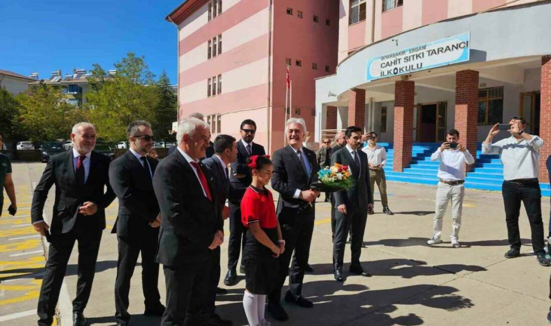 Diyarbakır'ın Ergani ilçesindeki Cahit Sıtkı Tarancı İlkokulu öğrencisi Sidra Topçuoğlu'nun