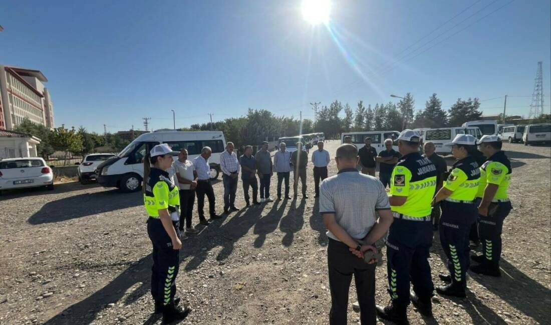 Diyarbakır'ın Sur ilçesinde, jandarma personeli tarafından okul servis araç sürücülerine