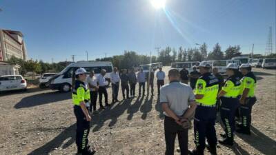 Diyarbakır'ın Sur ilçesinde, jandarma personeli tarafından okul servis araç sürücülerine