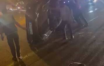 Diyarbakır'ın Kayapınar ilçesinde meydana gelen trafik kazasında, sürücüsünün direksiyon hakimiyetini