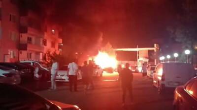 Yenişehir ilçesinde park halindeki bir araç aniden alev alarak büyük