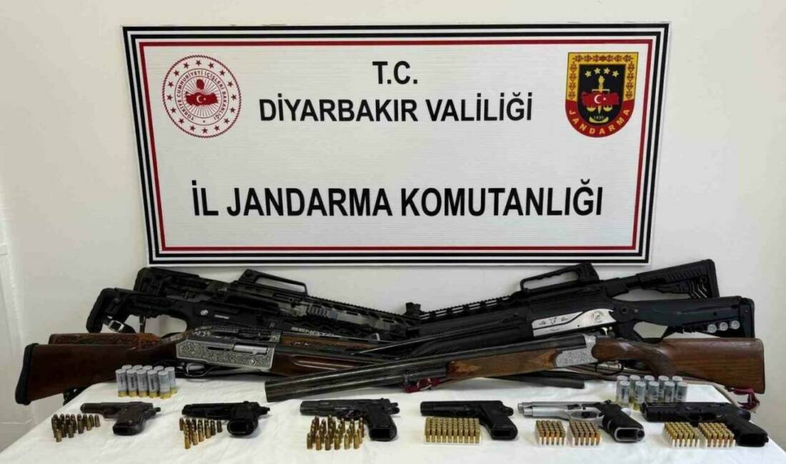 Diyarbakır’da ruhsatsız silah operasyonu Diyarbakır'da jandarma ekiplerince düzenlenen operasyonlarda 18 ruhsatsız tabanca, 3 AK-47