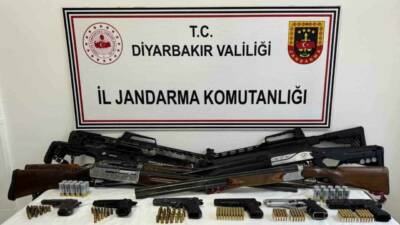 Diyarbakır'da jandarma ekiplerince düzenlenen operasyonlarda 18 ruhsatsız tabanca, 3 AK-47