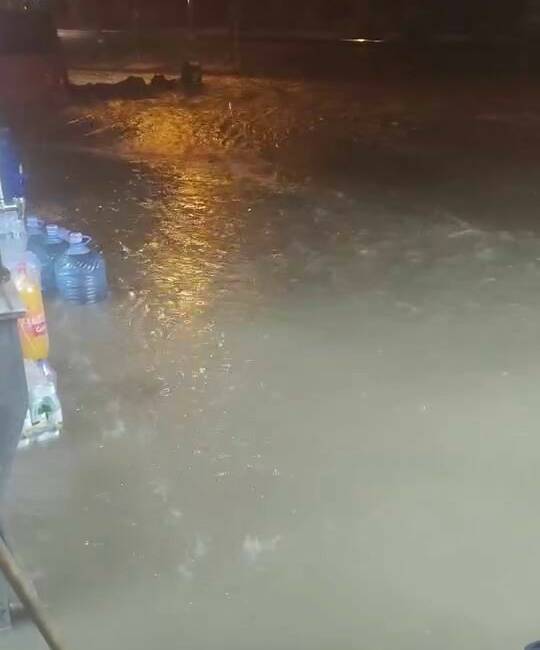 Diyarbakır'da dün akşam saatlerinde aniden bastıran sağanak yağış nedeniyle iş